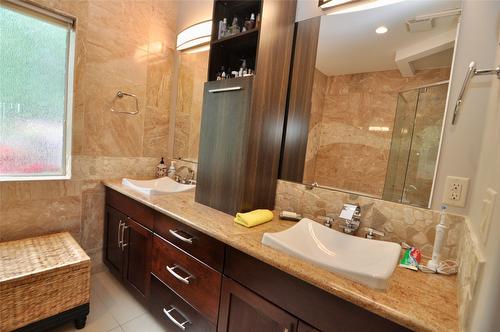 256-5165 Trepanier Bench Road, Peachland, BC - Indoor Photo Showing Bathroom