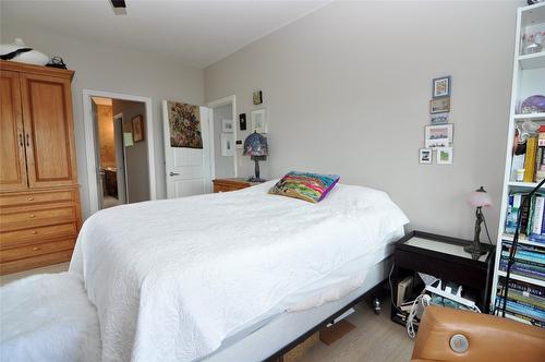 256-5165 Trepanier Bench Road, Peachland, BC - Indoor Photo Showing Bedroom