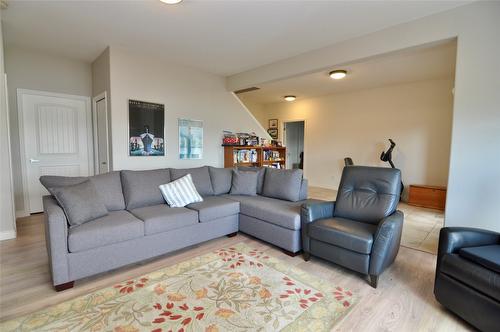 256-5165 Trepanier Bench Road, Peachland, BC - Indoor Photo Showing Living Room