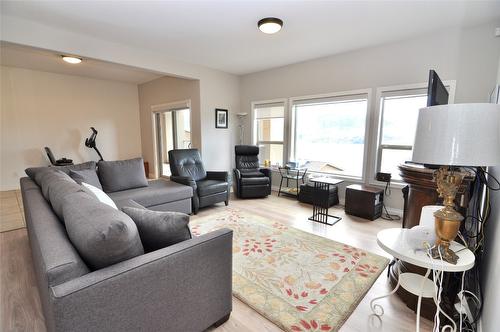 256-5165 Trepanier Bench Road, Peachland, BC - Indoor Photo Showing Living Room