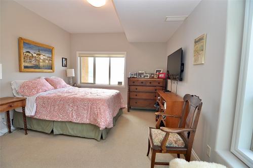 256-5165 Trepanier Bench Road, Peachland, BC - Indoor Photo Showing Bedroom