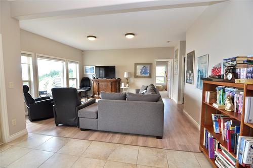 256-5165 Trepanier Bench Road, Peachland, BC - Indoor Photo Showing Living Room