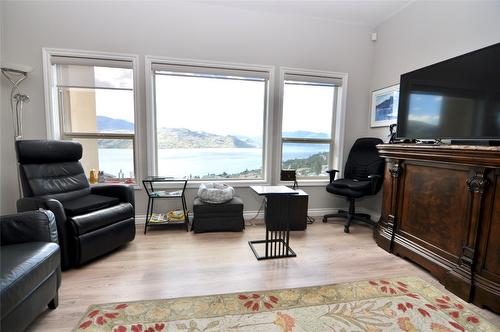 256-5165 Trepanier Bench Road, Peachland, BC - Indoor Photo Showing Living Room