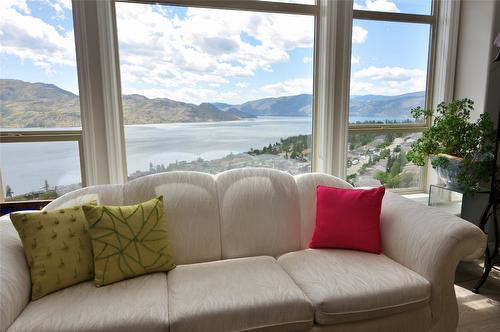 256-5165 Trepanier Bench Road, Peachland, BC - Indoor Photo Showing Living Room