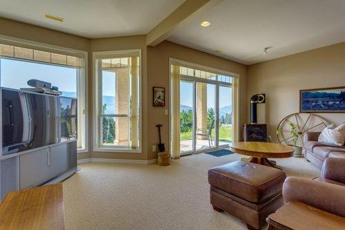 126-5300 Huston Road, Peachland, BC - Indoor Photo Showing Living Room