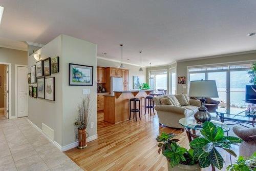 126-5300 Huston Road, Peachland, BC - Indoor Photo Showing Living Room