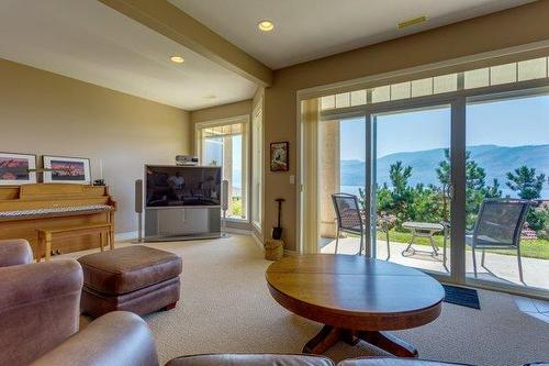 126-5300 Huston Road, Peachland, BC - Indoor Photo Showing Living Room