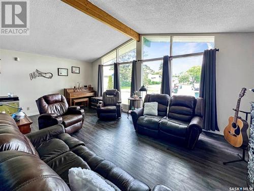 641 Eastwood Street, Prince Albert, SK - Indoor Photo Showing Living Room