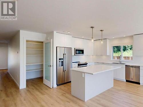 7265 Edgehill Crescent, Powell River, BC - Indoor Photo Showing Kitchen With Upgraded Kitchen