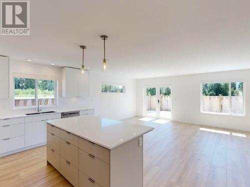 7265 Edgehill Crescent, Powell River, BC - Indoor Photo Showing Kitchen