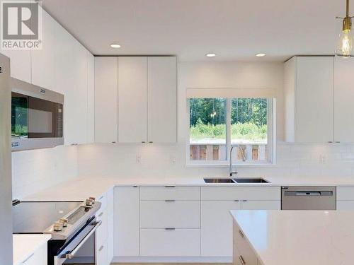 7265 Edgehill Crescent, Powell River, BC - Indoor Photo Showing Kitchen With Double Sink