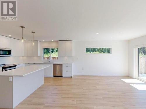 7265 Edgehill Crescent, Powell River, BC - Indoor Photo Showing Kitchen With Upgraded Kitchen