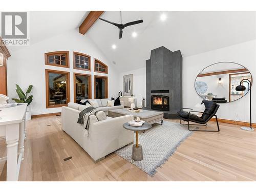 539 Knowles Road, Kelowna, BC - Indoor Photo Showing Living Room With Fireplace