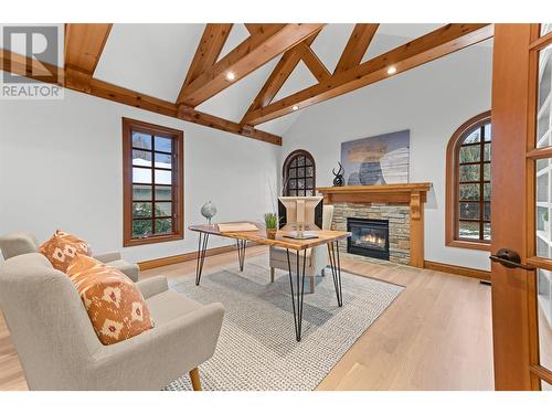 539 Knowles Road, Kelowna, BC - Indoor Photo Showing Living Room With Fireplace