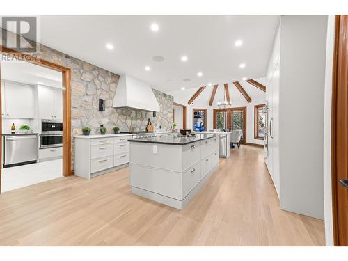 539 Knowles Road, Kelowna, BC - Indoor Photo Showing Kitchen With Upgraded Kitchen