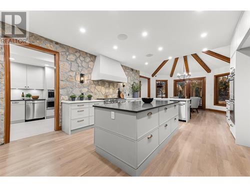 539 Knowles Road, Kelowna, BC - Indoor Photo Showing Kitchen With Upgraded Kitchen