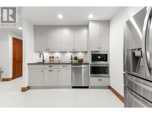 539 Knowles Road, Kelowna, BC - Indoor Photo Showing Kitchen With Upgraded Kitchen