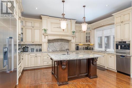 2513 Sharon Crescent, Mississauga, ON - Indoor Photo Showing Kitchen With Upgraded Kitchen