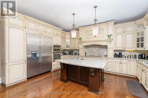 2513 Sharon Crescent, Mississauga, ON - Indoor Photo Showing Kitchen With Upgraded Kitchen