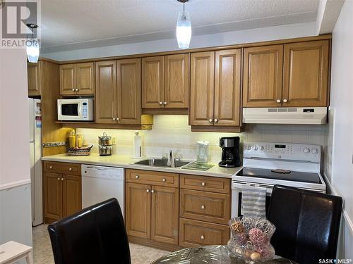 614 4045 Rae Street, Regina, SK - Indoor Photo Showing Kitchen