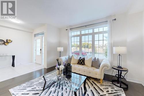 197 Beechborough Crescent, East Gwillimbury, ON - Indoor Photo Showing Living Room