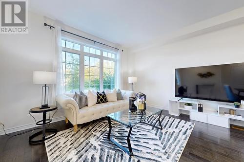 197 Beechborough Crescent, East Gwillimbury, ON - Indoor Photo Showing Living Room