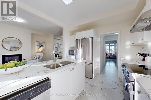 197 Beechborough Crescent, East Gwillimbury, ON - Indoor Photo Showing Kitchen With Stainless Steel Kitchen With Double Sink With Upgraded Kitchen