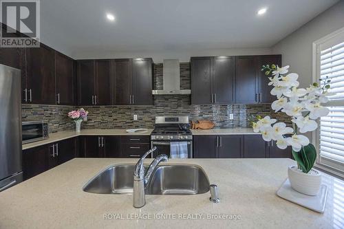 95 Mcroberts Crescent, Clarington, ON - Indoor Photo Showing Kitchen With Double Sink With Upgraded Kitchen