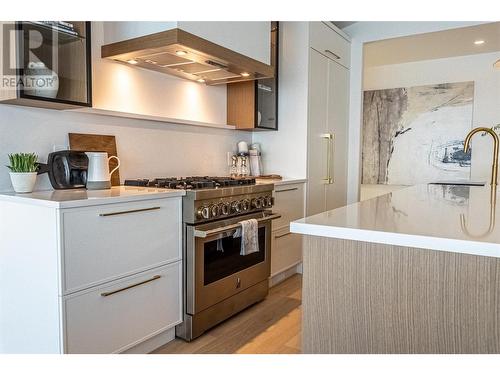 5538 Lakeshore Road, Kelowna, BC - Indoor Photo Showing Kitchen