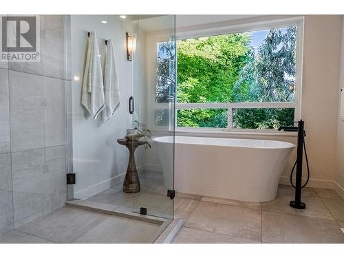 5538 Lakeshore Road, Kelowna, BC - Indoor Photo Showing Bathroom