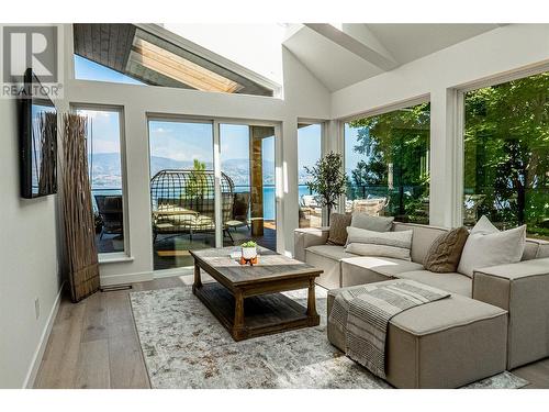 5538 Lakeshore Road, Kelowna, BC - Indoor Photo Showing Living Room