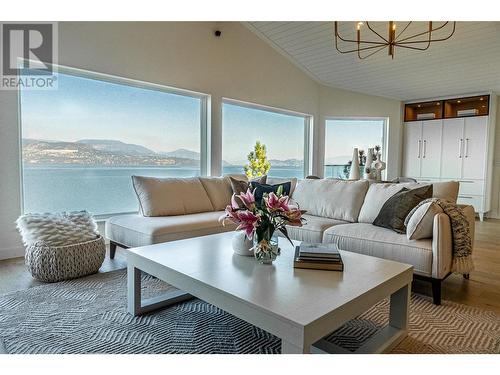 5538 Lakeshore Road, Kelowna, BC - Indoor Photo Showing Living Room