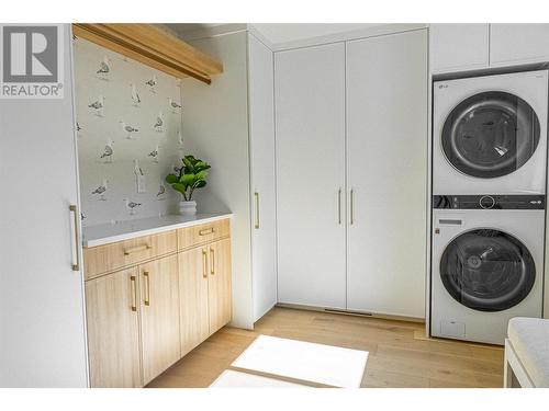 5538 Lakeshore Road, Kelowna, BC - Indoor Photo Showing Laundry Room