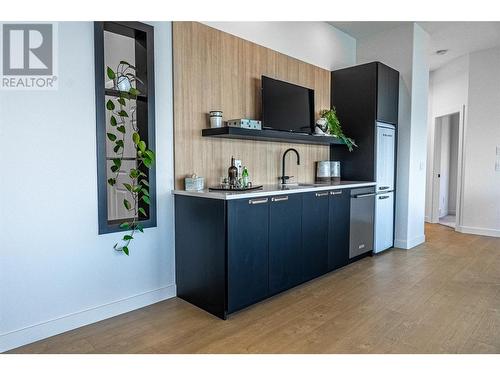 5538 Lakeshore Road, Kelowna, BC - Indoor Photo Showing Kitchen