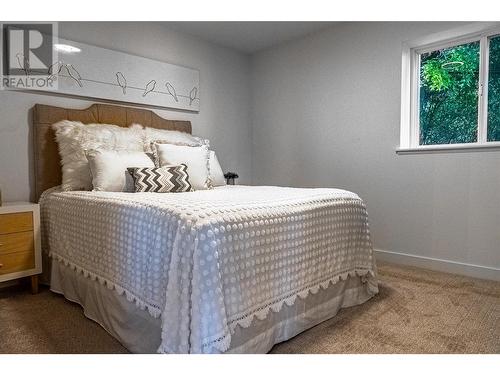 5538 Lakeshore Road, Kelowna, BC - Indoor Photo Showing Bedroom