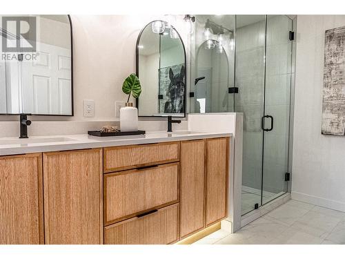 5538 Lakeshore Road, Kelowna, BC - Indoor Photo Showing Bathroom