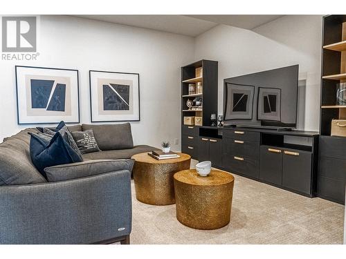 5538 Lakeshore Road, Kelowna, BC - Indoor Photo Showing Living Room