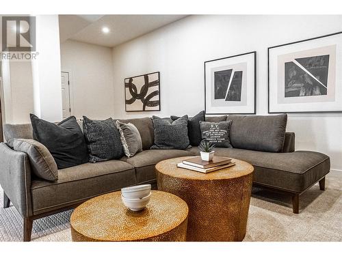 5538 Lakeshore Road, Kelowna, BC - Indoor Photo Showing Living Room