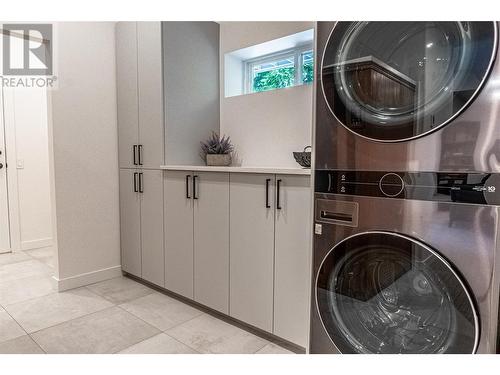 5538 Lakeshore Road, Kelowna, BC - Indoor Photo Showing Laundry Room