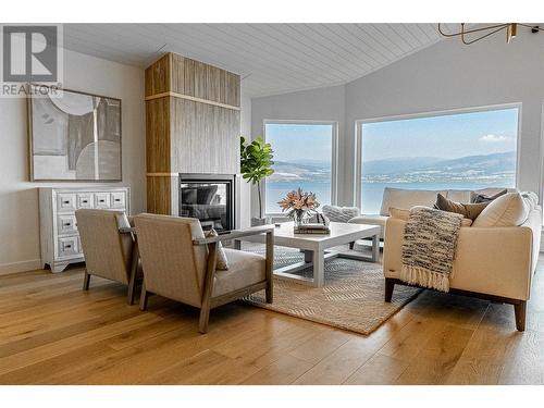 5538 Lakeshore Road, Kelowna, BC - Indoor Photo Showing Living Room