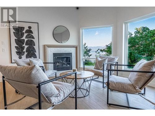 5538 Lakeshore Road, Kelowna, BC - Indoor Photo Showing Living Room With Fireplace