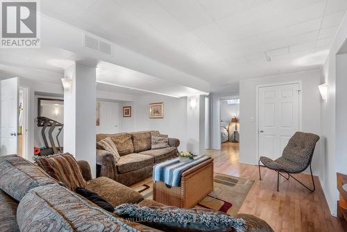 27 Songbird Crescent, Kawartha Lakes, ON - Indoor Photo Showing Living Room