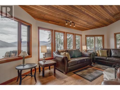 7302 Sunnybrae Canoe Point Road, Tappen, BC - Indoor Photo Showing Living Room