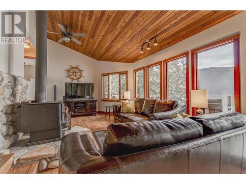 7302 Sunnybrae Canoe Point Road, Tappen, BC - Indoor Photo Showing Living Room