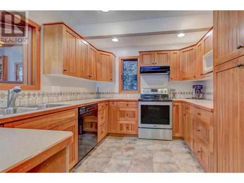 7302 Sunnybrae Canoe Point Road, Tappen, BC - Indoor Photo Showing Kitchen With Double Sink