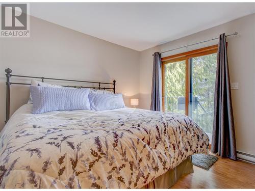 7302 Sunnybrae Canoe Point Road, Tappen, BC - Indoor Photo Showing Bedroom