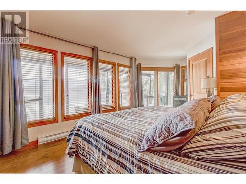 7302 Sunnybrae Canoe Point Road, Tappen, BC - Indoor Photo Showing Bedroom