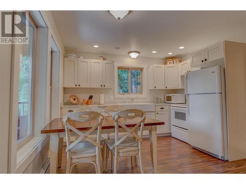 7302 Sunnybrae Canoe Point Road, Tappen, BC - Indoor Photo Showing Kitchen