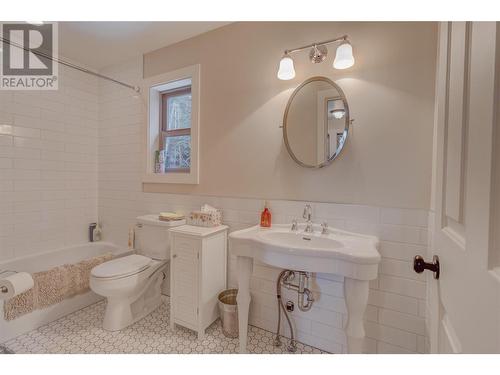 7302 Sunnybrae Canoe Point Road, Tappen, BC - Indoor Photo Showing Bathroom