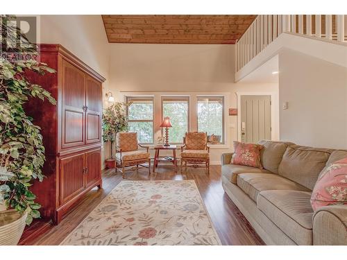 7302 Sunnybrae Canoe Point Road, Tappen, BC - Indoor Photo Showing Living Room